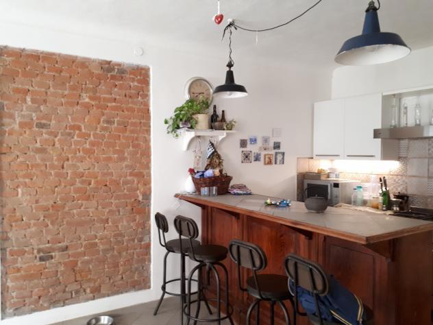 ristrutturata nel 2015 su due livelli: al piano terra ampia cucina, con caminetto, sala e scala di collegamento posta tra i due vani, piano primo dis - Foto 6