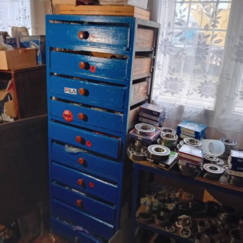 Cassettiera per arredamento industrial.