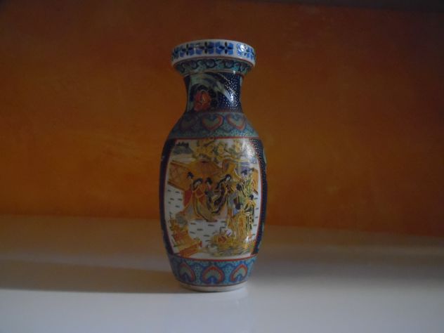 UN VASO IN CERAMICA MEDIO(ALTO 15 CM)ORIENTALE DIPINTO A MANO CON DONNE E PAESAG